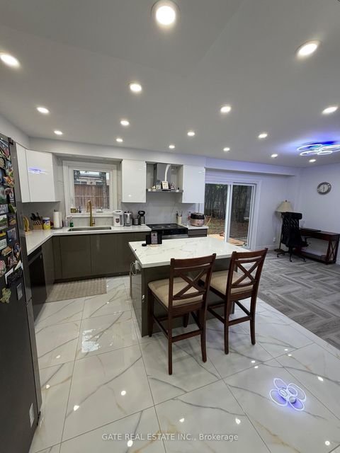 Photo 5 at 10 Thorny Brae Drive, Royal Orchard, Markham