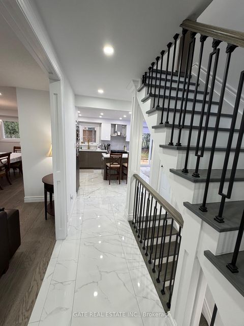 Photo 7 at 10 Thorny Brae Drive, Royal Orchard, Markham