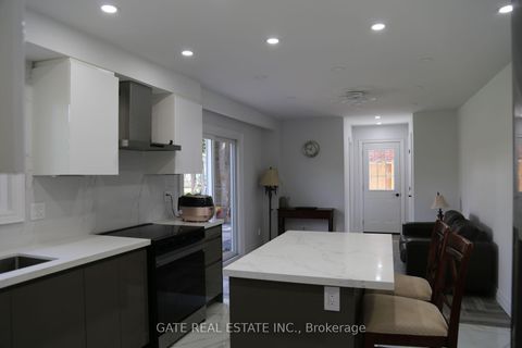 Photo 15 at 10 Thorny Brae Drive, Royal Orchard, Markham