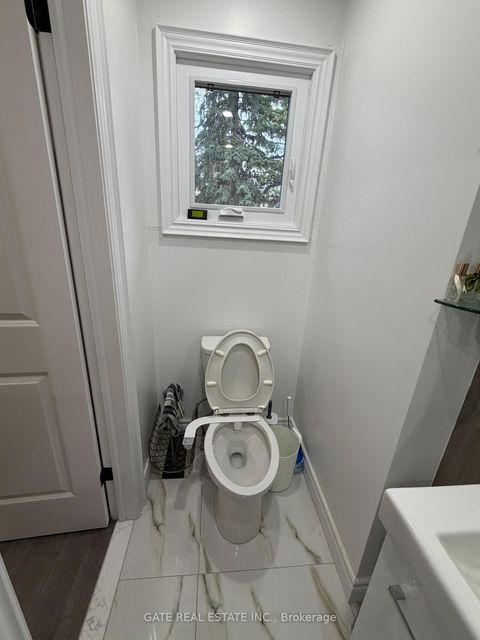 Photo 22 at 10 Thorny Brae Drive, Royal Orchard, Markham