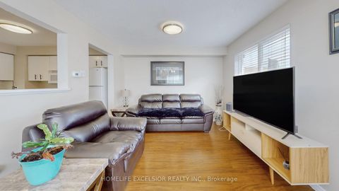 Photo 6 at 1 - 579 Gibney Crescent, Summerhill Estates, Newmarket