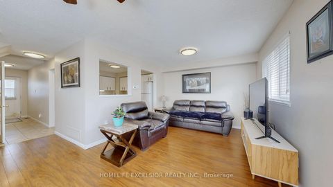 Photo 7 at 1 - 579 Gibney Crescent, Summerhill Estates, Newmarket