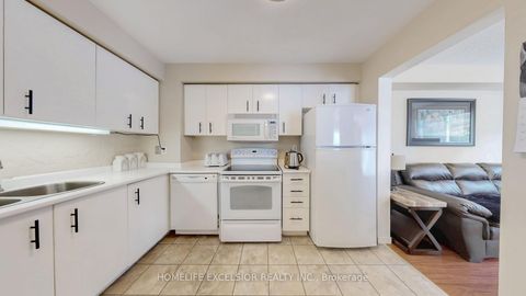 Photo 10 at 1 - 579 Gibney Crescent, Summerhill Estates, Newmarket