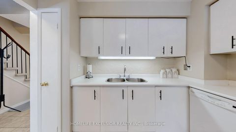 Photo 12 at 1 - 579 Gibney Crescent, Summerhill Estates, Newmarket