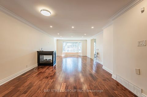 Photo 8 at 38 Foursome Crescent, Windfields, Toronto