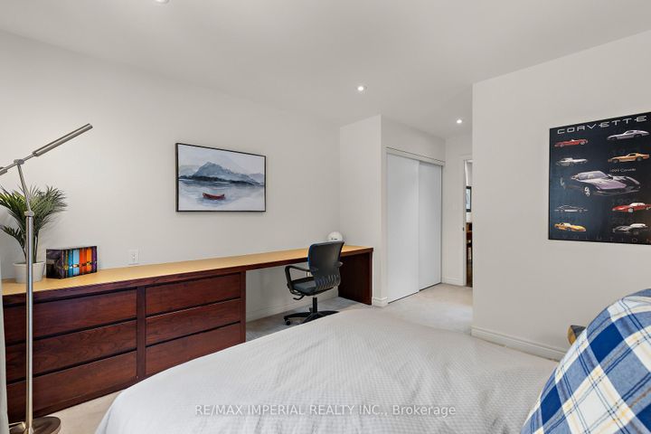 Photo 28 at 16 Carriage House Court, Jefferson, Richmond Hill