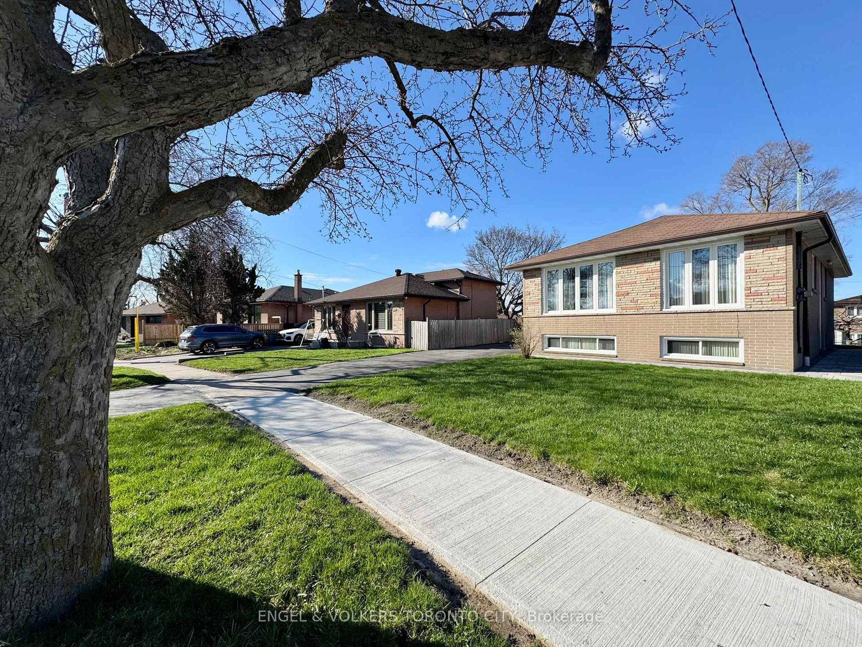 18 Willsteven Drive, Woburn, Toronto photo number 2