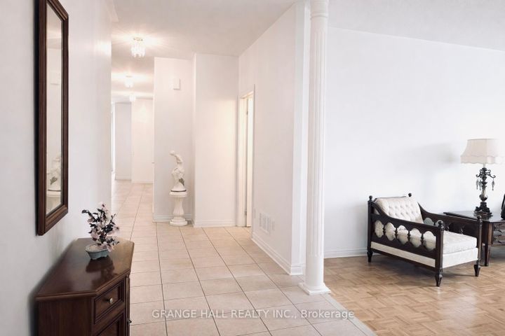 Photo 2 at 203 Starling Boulevard, Vellore Village, Vaughan