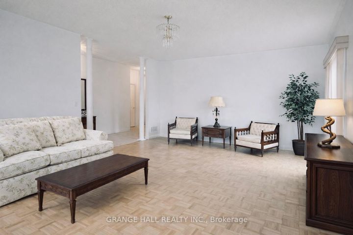 Photo 3 at 203 Starling Boulevard, Vellore Village, Vaughan