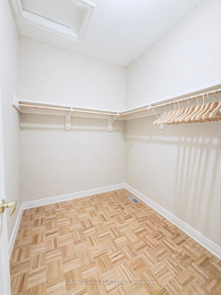 Photo 6 at 203 Starling Boulevard, Vellore Village, Vaughan