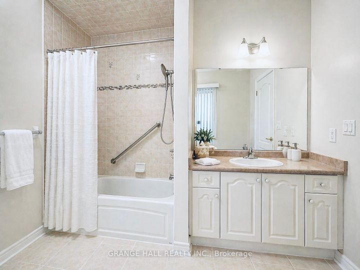 Photo 8 at 203 Starling Boulevard, Vellore Village, Vaughan