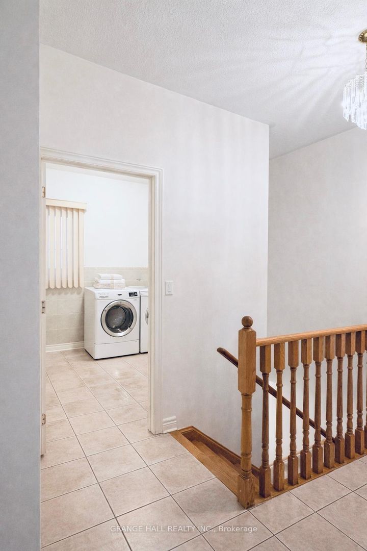 Photo 10 at 203 Starling Boulevard, Vellore Village, Vaughan