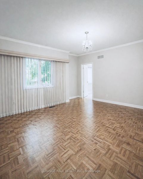 Photo 5 at 203 Starling Boulevard, Vellore Village, Vaughan