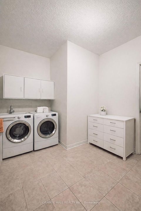 Photo 9 at 203 Starling Boulevard, Vellore Village, Vaughan