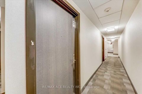 Photo 4 at 206 - 1960 Queen Street, The Beaches, Toronto