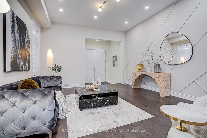 Photo 2 at 38 Settlers Road E, GO Glenorchy, Oakville