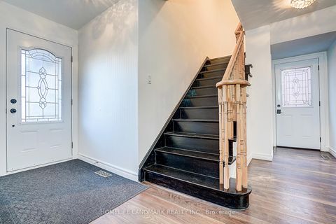 Photo 2 at 104 Tanjoe Crescent, Newtonbrook West, Toronto