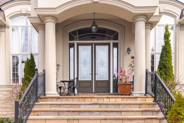 Photo 1 at 20 Aubrietia Court, Oak Ridges, Richmond Hill