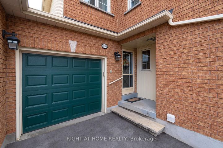 Photo 2 at 104 Pinedale Gate, East Woodbridge, Vaughan