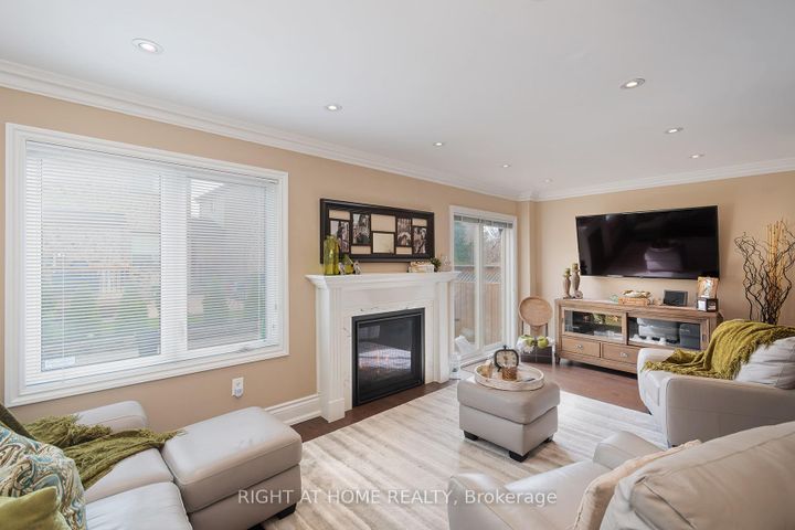 Photo 6 at 104 Pinedale Gate, East Woodbridge, Vaughan