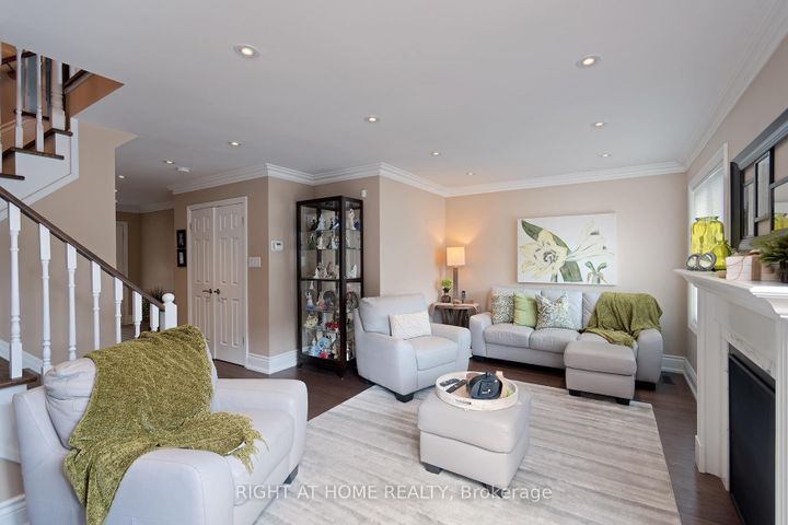 Photo 7 at 104 Pinedale Gate, East Woodbridge, Vaughan