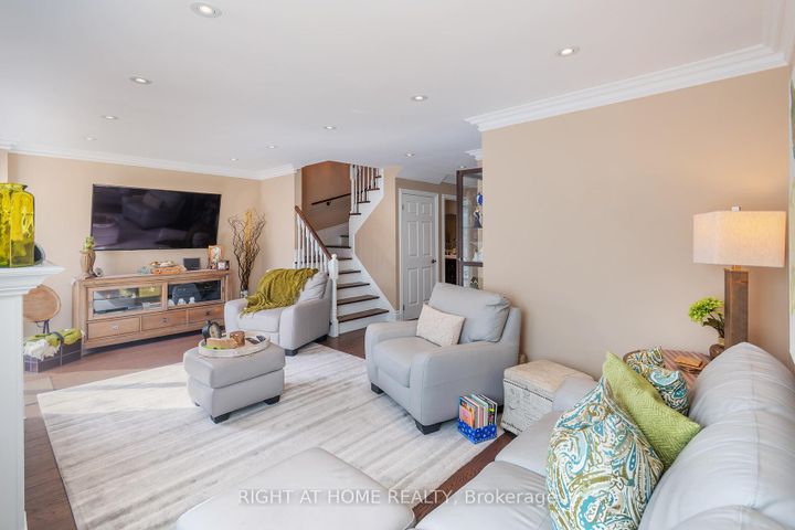 Photo 9 at 104 Pinedale Gate, East Woodbridge, Vaughan