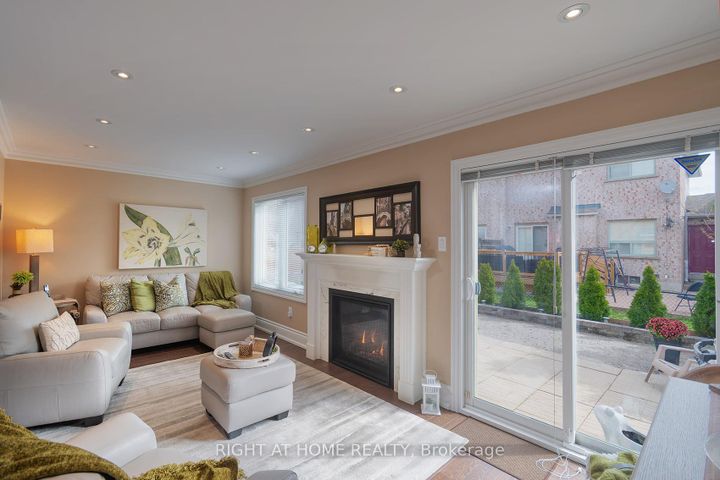 Photo 10 at 104 Pinedale Gate, East Woodbridge, Vaughan