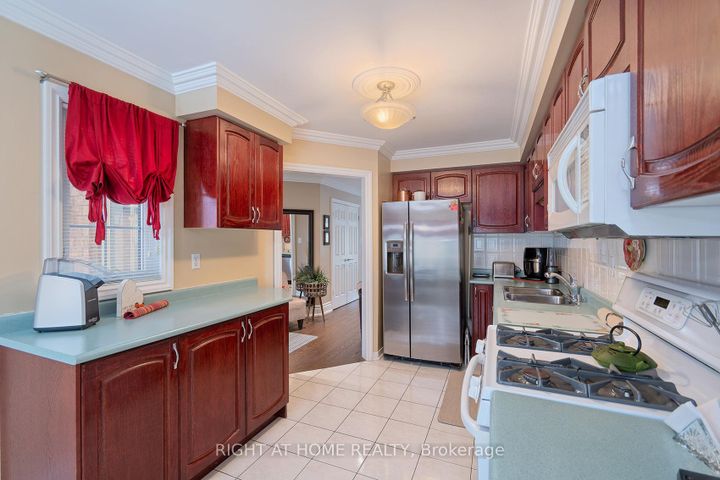 Photo 12 at 104 Pinedale Gate, East Woodbridge, Vaughan