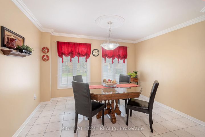 Photo 14 at 104 Pinedale Gate, East Woodbridge, Vaughan