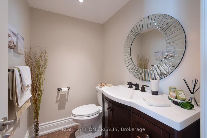 Photo 18 at 104 Pinedale Gate, East Woodbridge, Vaughan