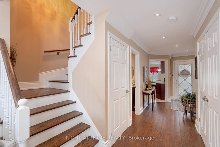 Photo 19 at 104 Pinedale Gate, East Woodbridge, Vaughan