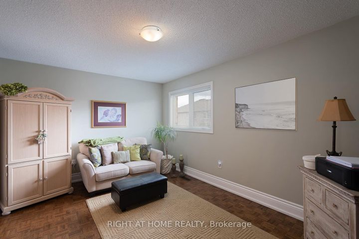 Photo 22 at 104 Pinedale Gate, East Woodbridge, Vaughan