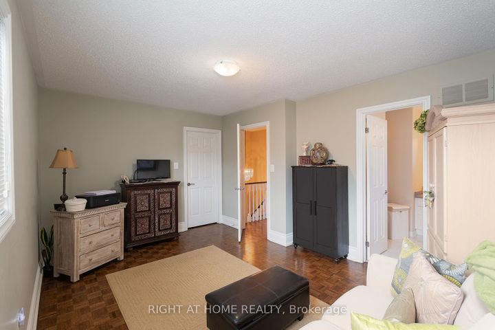 Photo 23 at 104 Pinedale Gate, East Woodbridge, Vaughan