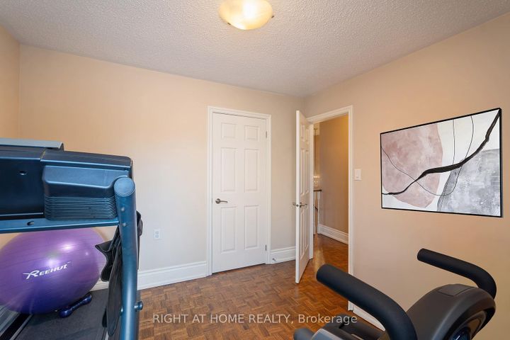 Photo 27 at 104 Pinedale Gate, East Woodbridge, Vaughan