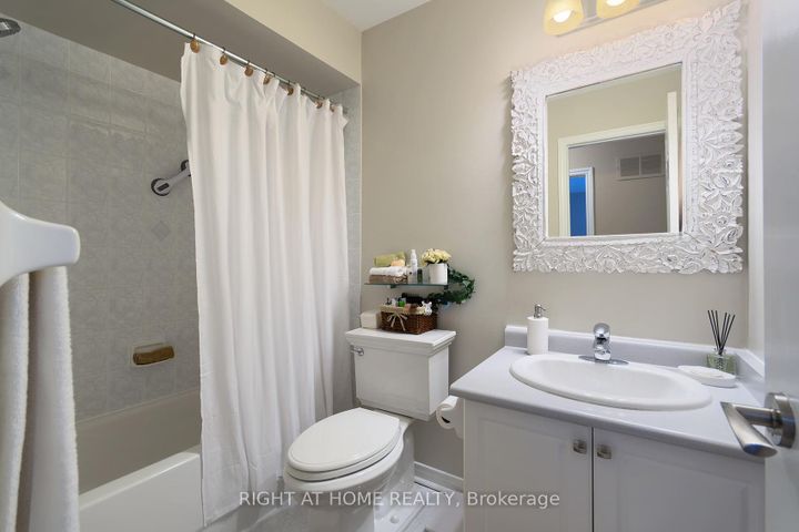 Photo 31 at 104 Pinedale Gate, East Woodbridge, Vaughan