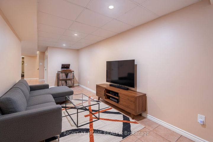Photo 33 at 104 Pinedale Gate, East Woodbridge, Vaughan