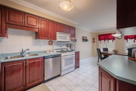 Photo 11 at 104 Pinedale Gate, East Woodbridge, Vaughan