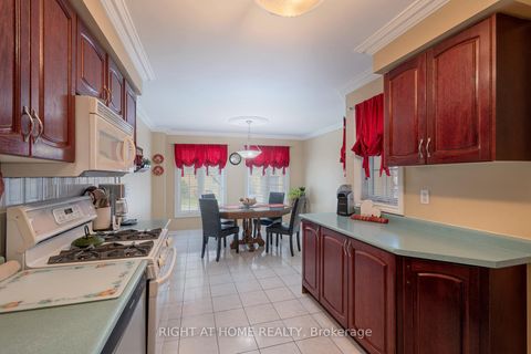 Photo 15 at 104 Pinedale Gate, East Woodbridge, Vaughan