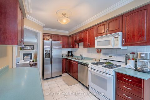 Photo 17 at 104 Pinedale Gate, East Woodbridge, Vaughan