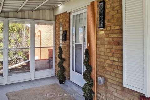 Photo 3 at 132 Budea Crescent, Maryvale, Toronto