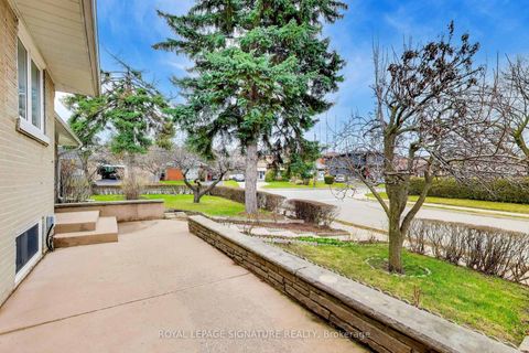 Photo 3 at 1 Charlemont Crescent, Sullivan, Toronto