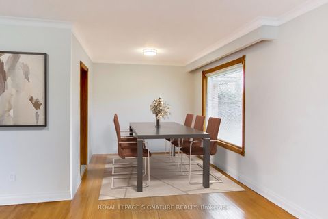 Photo 8 at 1 Charlemont Crescent, Sullivan, Toronto