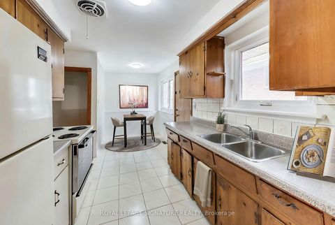 Photo 12 at 1 Charlemont Crescent, Sullivan, Toronto