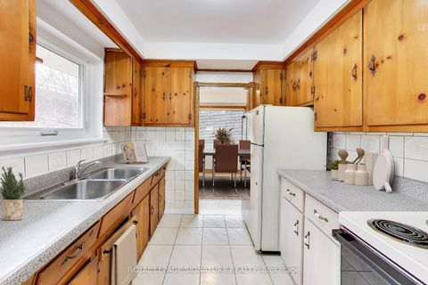 Photo 13 at 1 Charlemont Crescent, Sullivan, Toronto