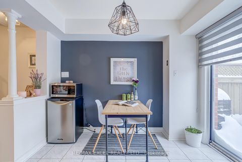 Photo 15 at 37 - 18 Clark Avenue W, Yorkhill, Vaughan