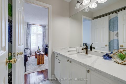 Photo 24 at 37 - 18 Clark Avenue W, Yorkhill, Vaughan