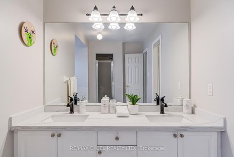 Photo 31 at 37 - 18 Clark Avenue W, Yorkhill, Vaughan