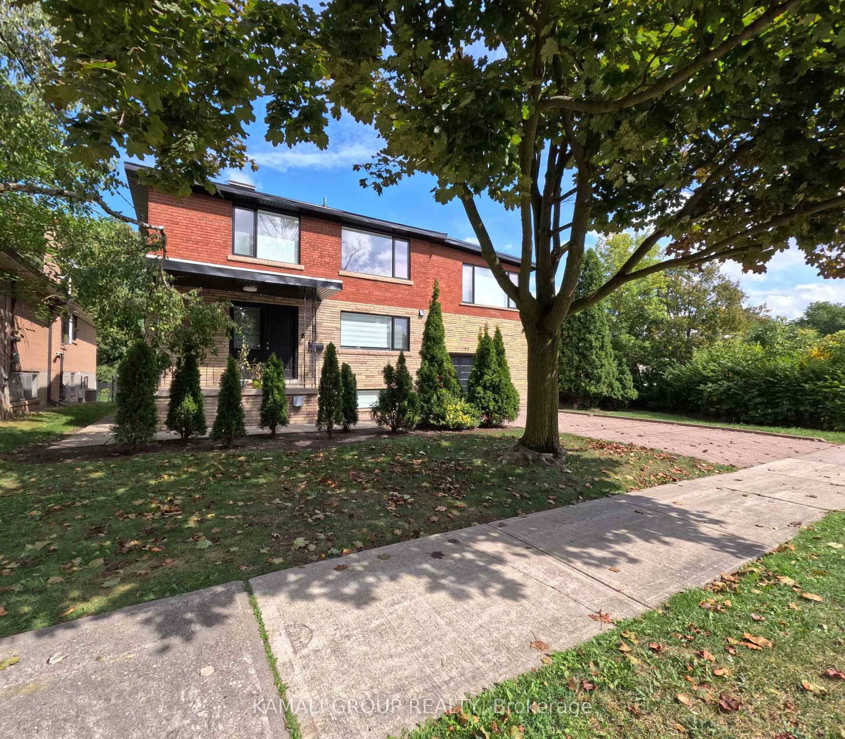 77 Hove Street E, Bathurst Manor, Toronto photo number 2