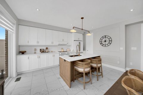 Photo 7 at 313 Kleinburg Summit Way, Kleinburg, Vaughan