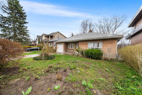 Photo 1 at 30 Rambert Crescent, Swansea, Toronto